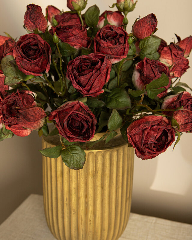 PTMD Rozenbloem rode rozen spray met knop en bladeren.