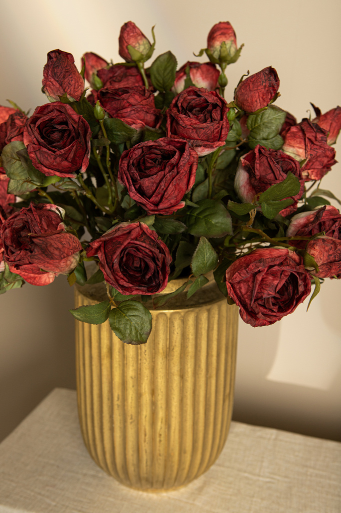 PTMD Rozenbloem rode rozen spray met knop en bladeren.