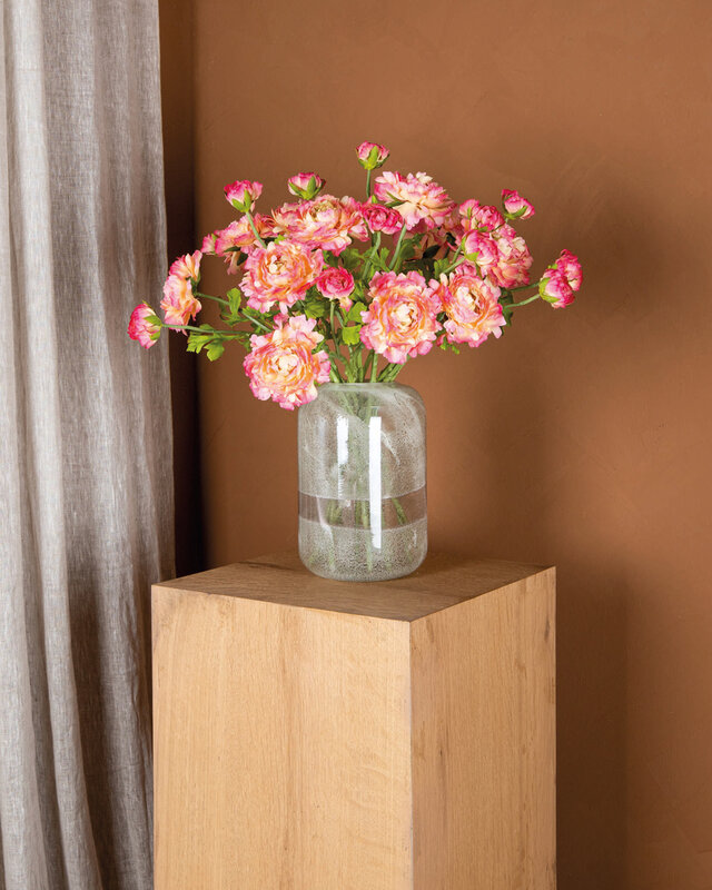 PTMD Tuinbloem roze ranonkelspray met knoppen.