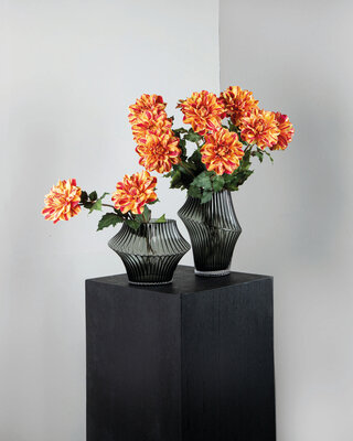 PTMD Gele dahlia bloem met bladeren.