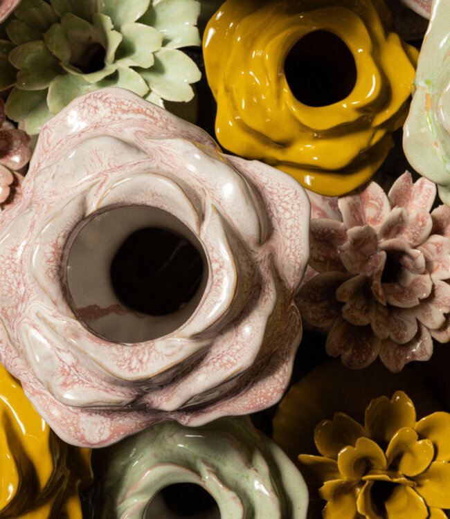 PTMD Minerva Lichtroze keramische vaas in de vorm van een bloem L