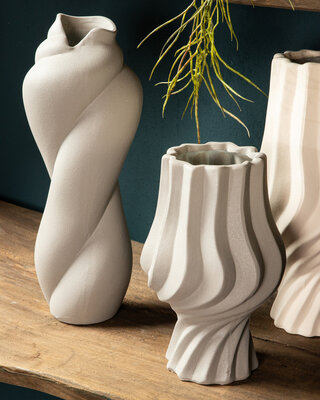 PTMD Clair Taupe keramische matglazuur swirl pot op voet