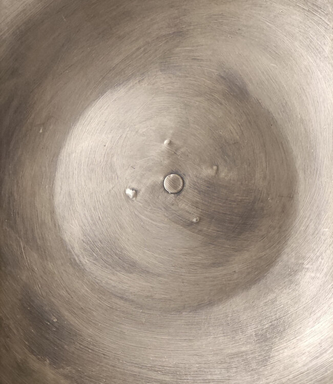 PTMD Luciene Gouden ijzeren kom rond op voetstuk.