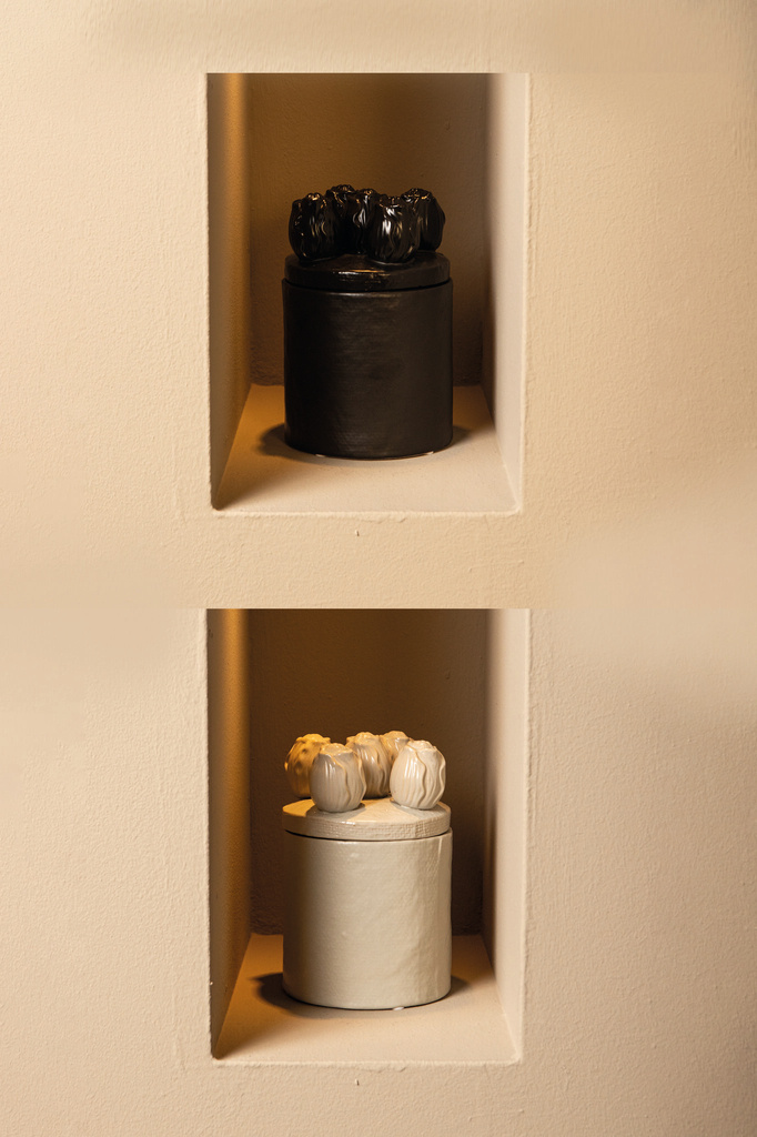 PTMD Krystine Zwart ronde keramische pot met tulpen bovenkant.