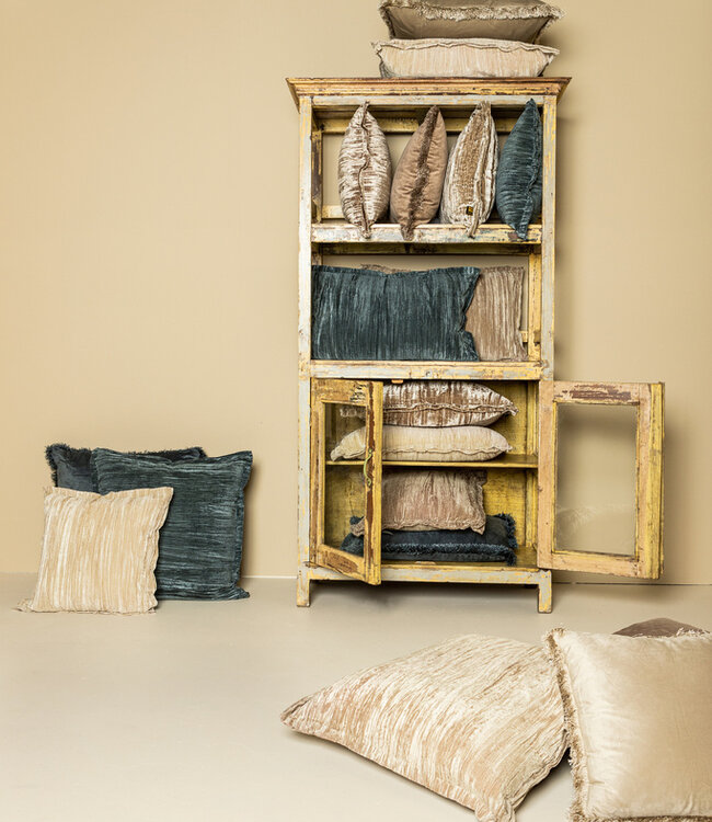 PTMD Blauw fluwelen kussen met franjes in vierkante vorm.