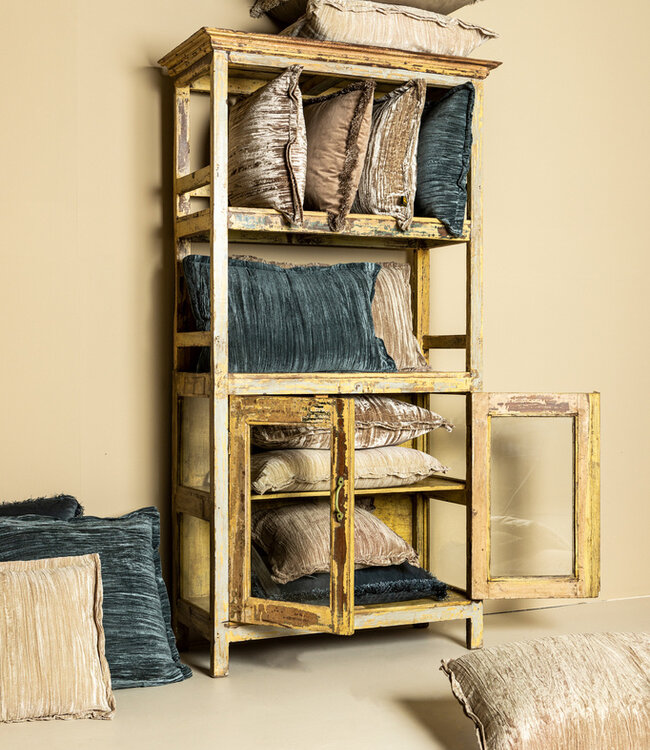 PTMD Blauw fluwelen kussen met franjes in vierkante vorm.