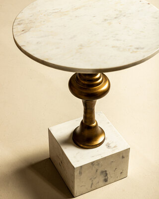 PTMD Alano White Marble bijzettafel met aluminium gouden tafelpoot.