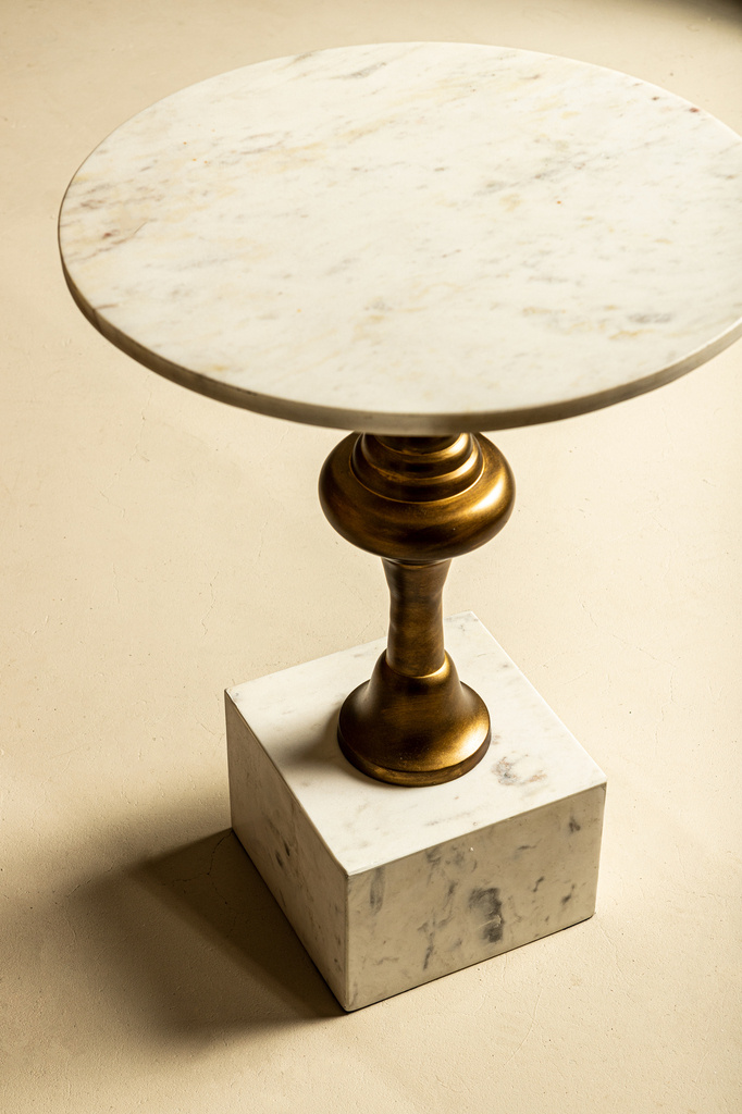 PTMD Alano White Marble bijzettafel met aluminium gouden tafelpoot.