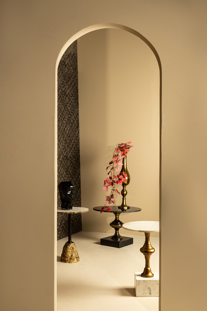 PTMD Alano White Marble bijzettafel met aluminium gouden tafelpoot.