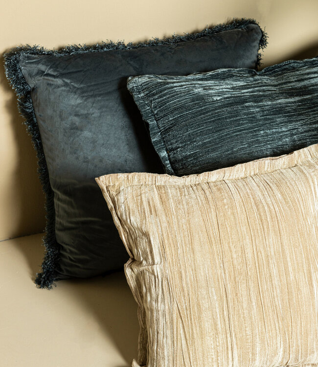 PTMD Blauw fluwelen kussen met franjes in vierkante vorm.