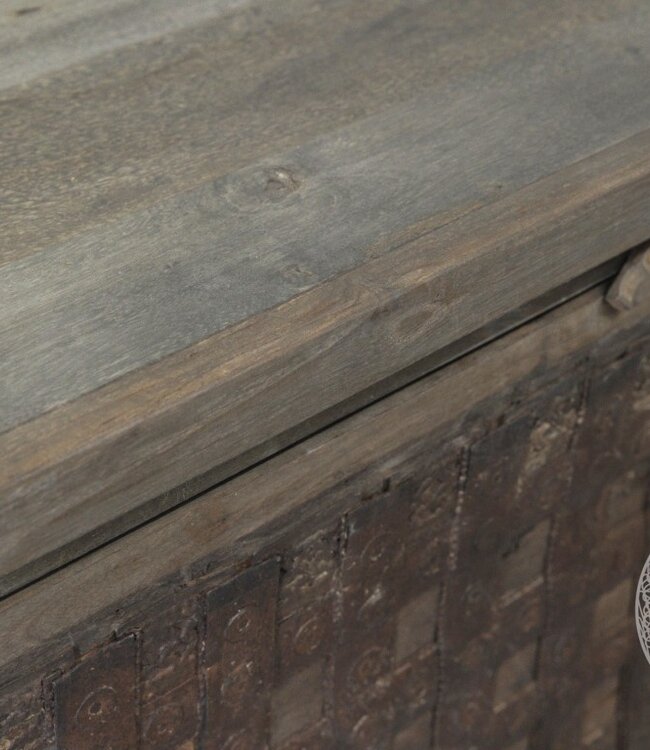 Be-Uniq Oude TV Kist | India | H51 x B130 x D44 cm