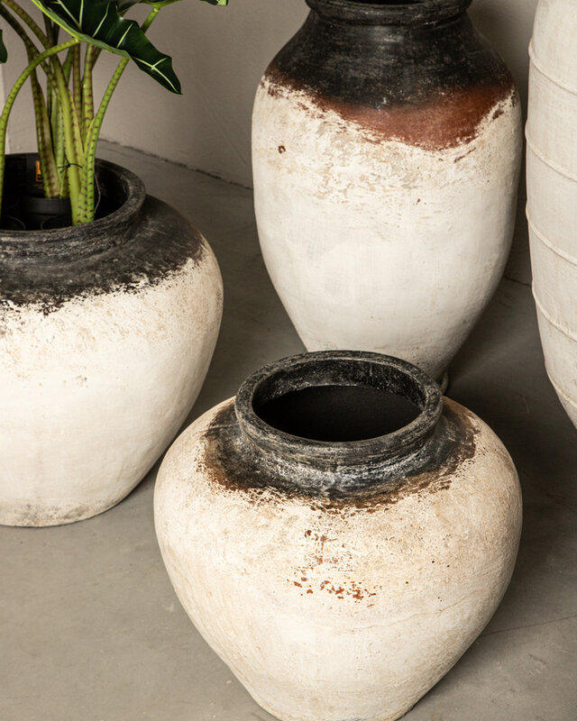 PTMD Jinsu Witte Ronde Betonnen Pot met donkere hals 70x45 Cm