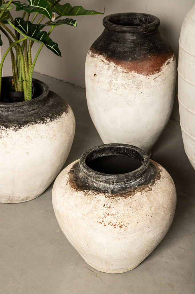 PTMD Jinsu Witte Ronde Betonnen Pot met donkere hals 70x45 Cm