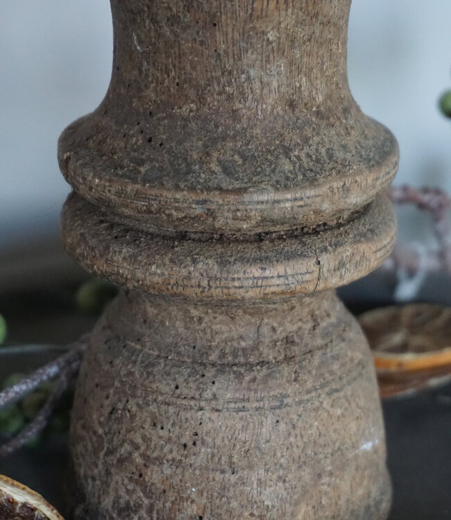 Rene Houtman Unieke Oud Houten Kandelaar | H24 x D7 cm