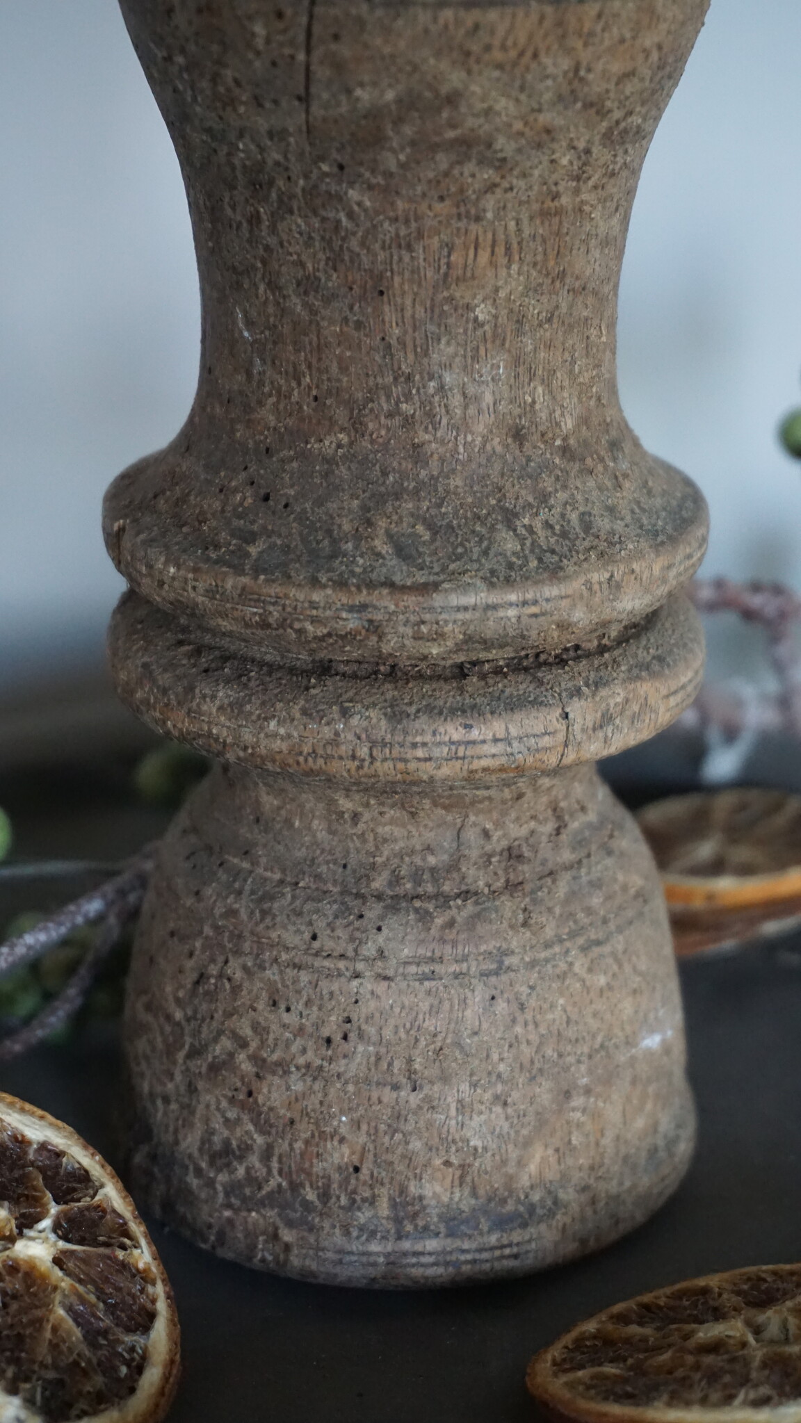 Rene Houtman Unieke Oud Houten Kandelaar | H24 x D7 cm