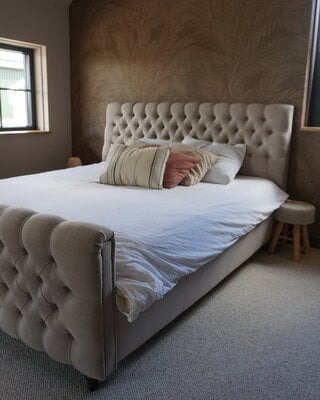 Rene Houtman Tweepersoons bed Darlton Sand gestoffeerd met capitons