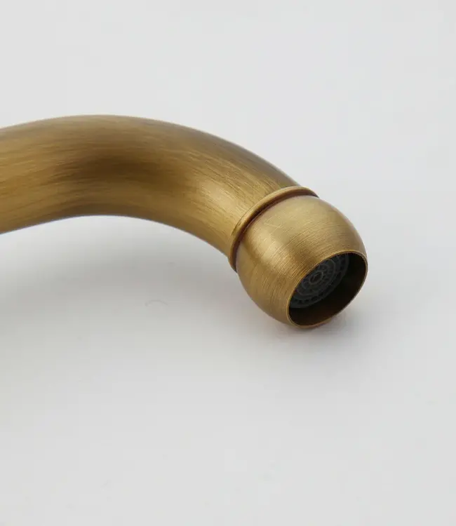 Rene Houtman Landelijke Badkraan Met Lange Uitloop | Brons