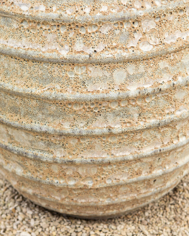 PTMD Maeghan Witte ronde keramische pot Ruwe Lijnen 68x62 Cm