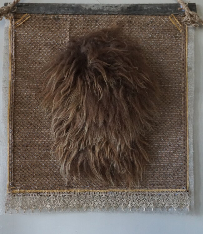 Rene Houtman Wanddoek | IJslands Bruin Schapenvacht | H71 x B65 cm