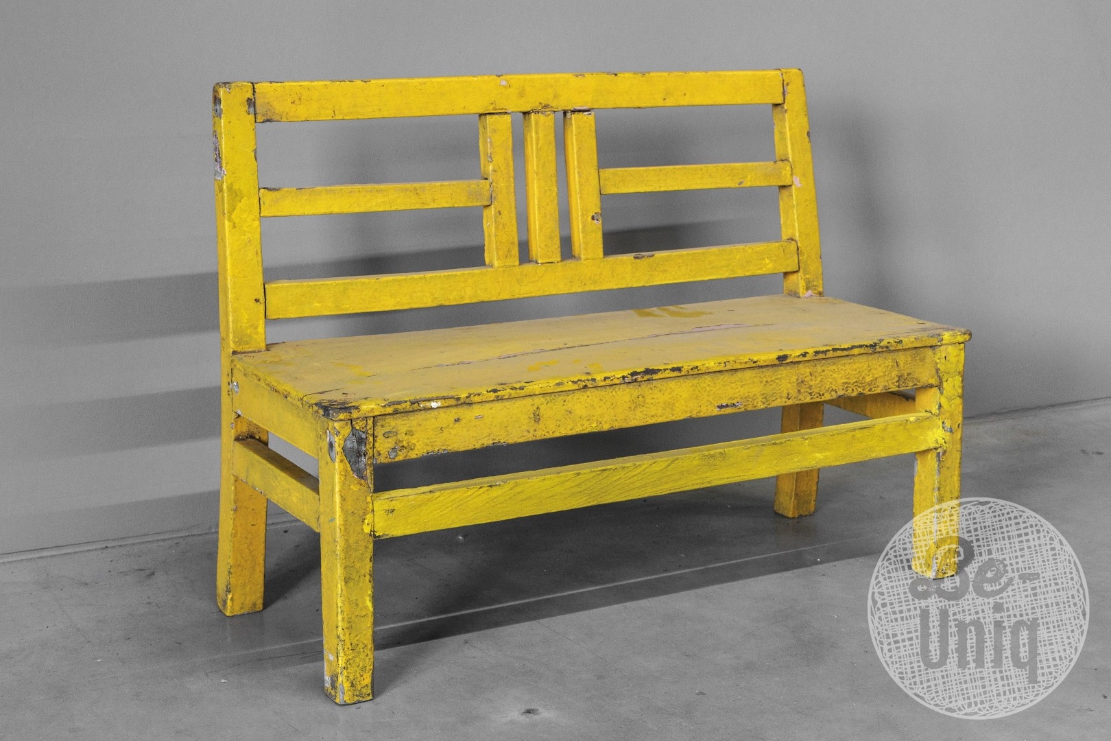 Be-Uniq Origineel Oud Schoolbankje | Geel | H58xB78xD30 cm