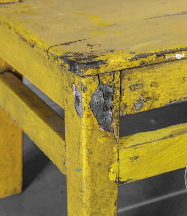 Be-Uniq Origineel Oud Schoolbankje | Geel | H58xB78xD30 cm