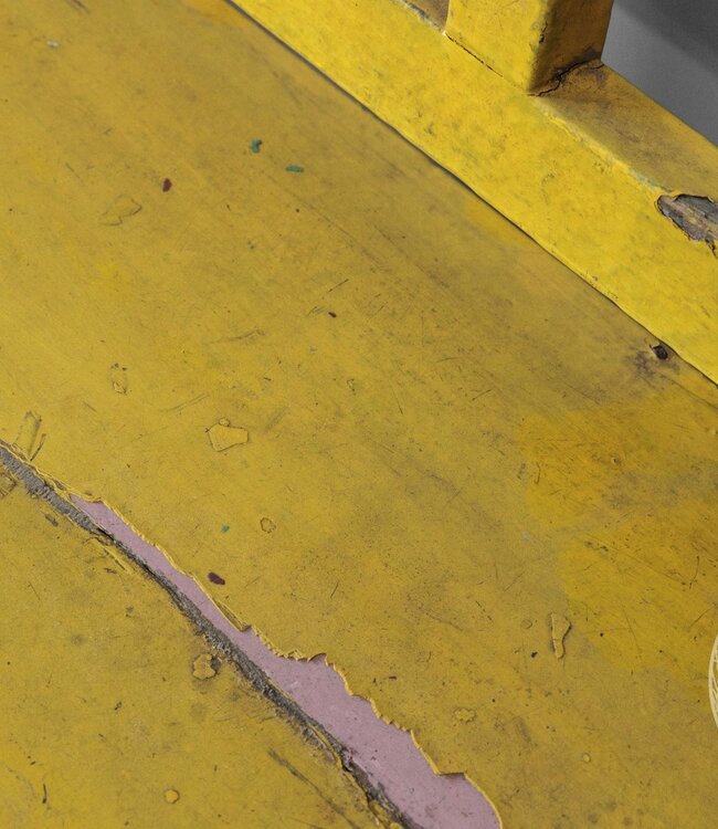 Be-Uniq Origineel Oud Schoolbankje | Geel | H58xB78xD30 cm