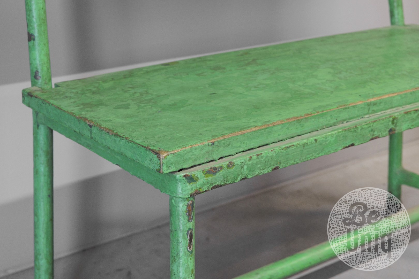 Be-Uniq Origineel Oud Schoolbankje | Groen | H58xB78xD30 cm