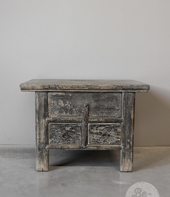 Be-Uniq Oude Bijzettafel | China | H45xB64xD43 cm