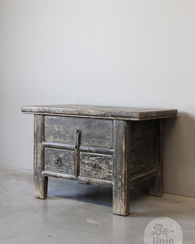 Be-Uniq Oude Bijzettafel | China | H45xB64xD43 cm