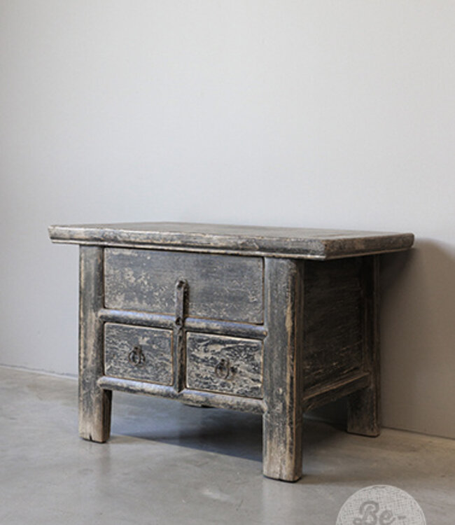 Be-Uniq Oude Bijzettafel | China | H45xB64xD43 cm