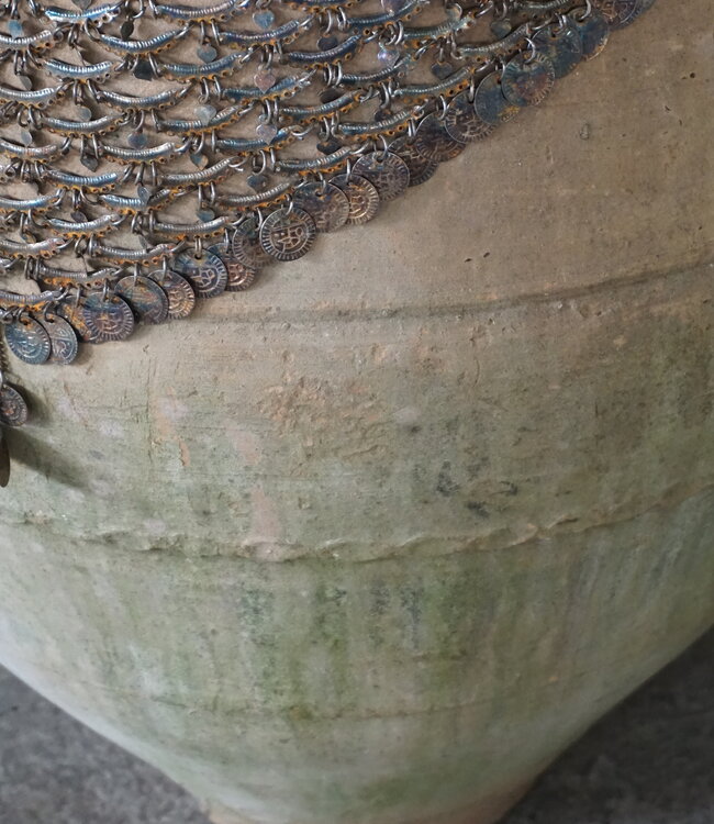 Rene Houtman Oude Nepalese Pot + Sierketting | H80 x D55 cm