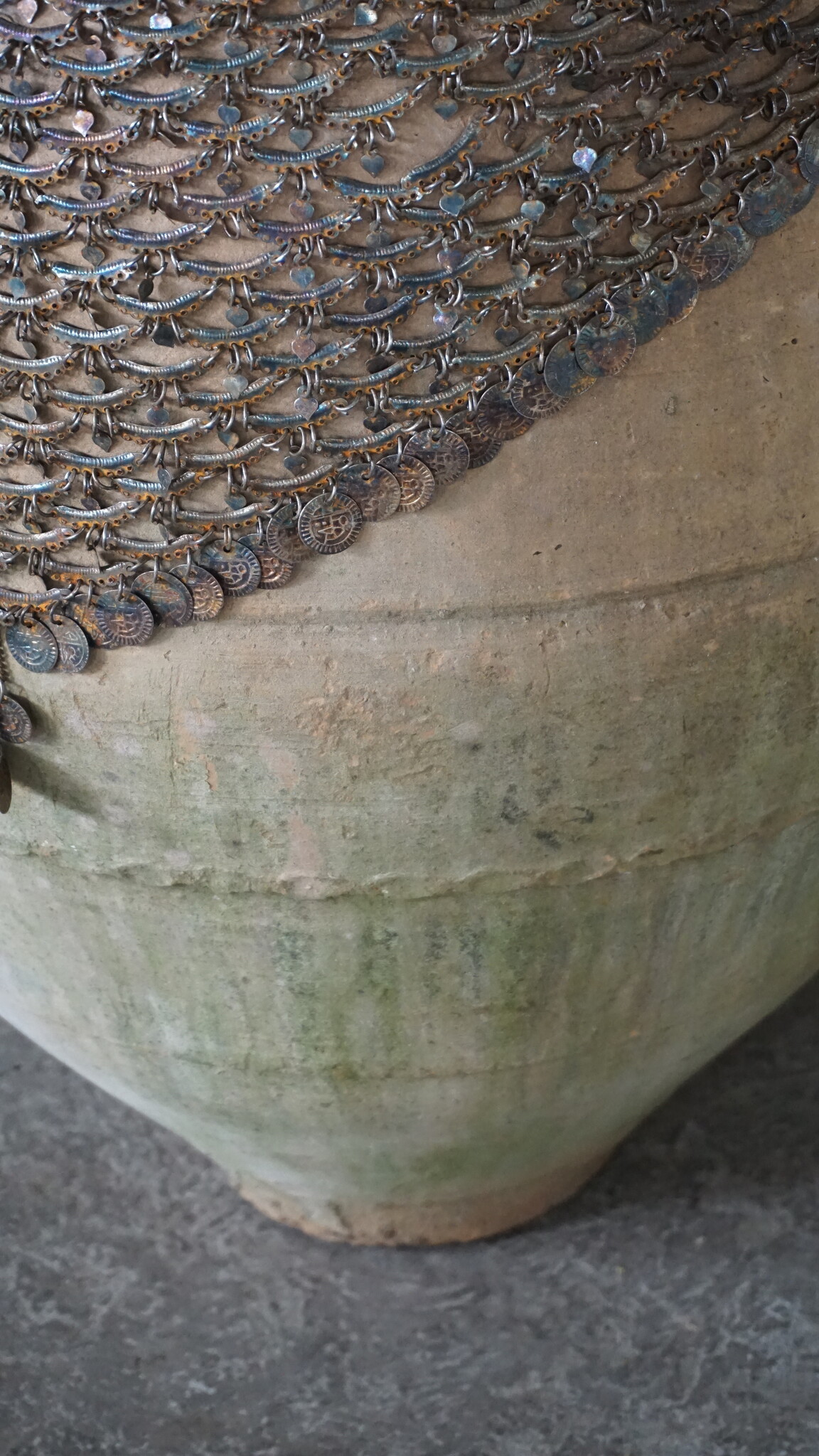 Rene Houtman Oude Nepalese Pot + Sierketting | H80 x D55 cm