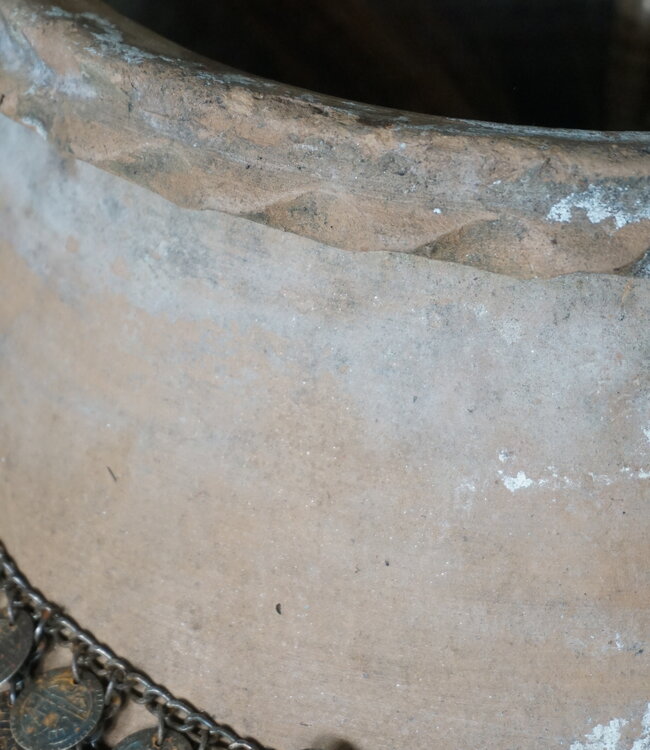 Rene Houtman Oude Nepalese Pot + Sierketting | H80 x D55 cm