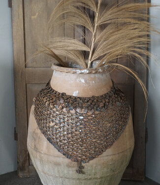 Rene Houtman Oude Nepalese Pot + Sierketting | H80 x D55 cm Rene Houtman Oude Nepalese Pot + Sierketting | H80 x D55 cm
