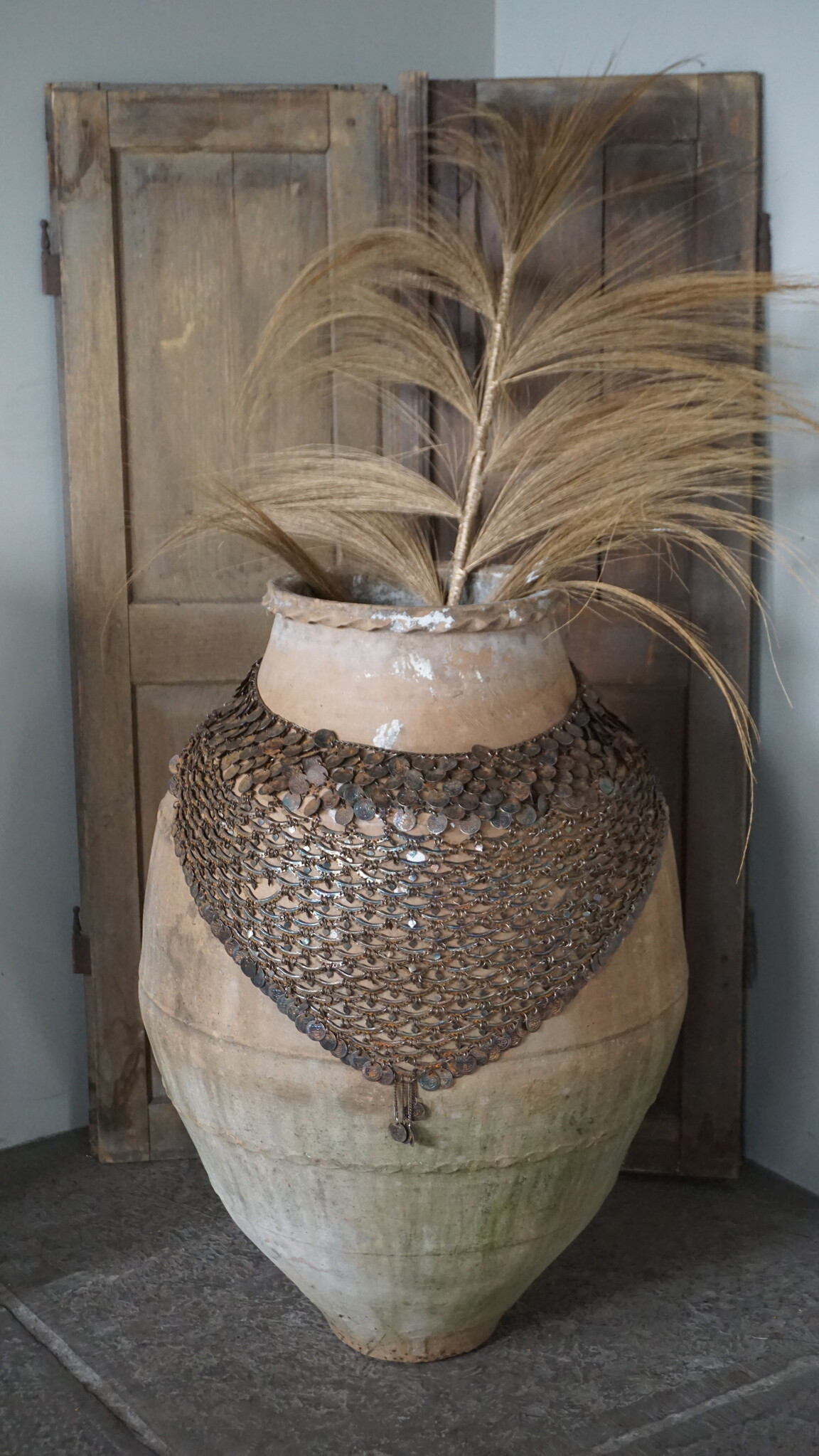 Rene Houtman Oude Nepalese Pot + Sierketting | H80 x D55 cm
