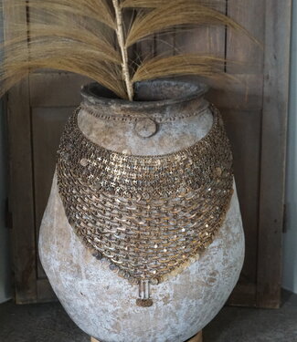 Rene Houtman Oude Nepalese Pot + Sierketting | H73 x D50 cm Rene Houtman Oude Nepalese Pot + Sierketting | H73 x D50 cm