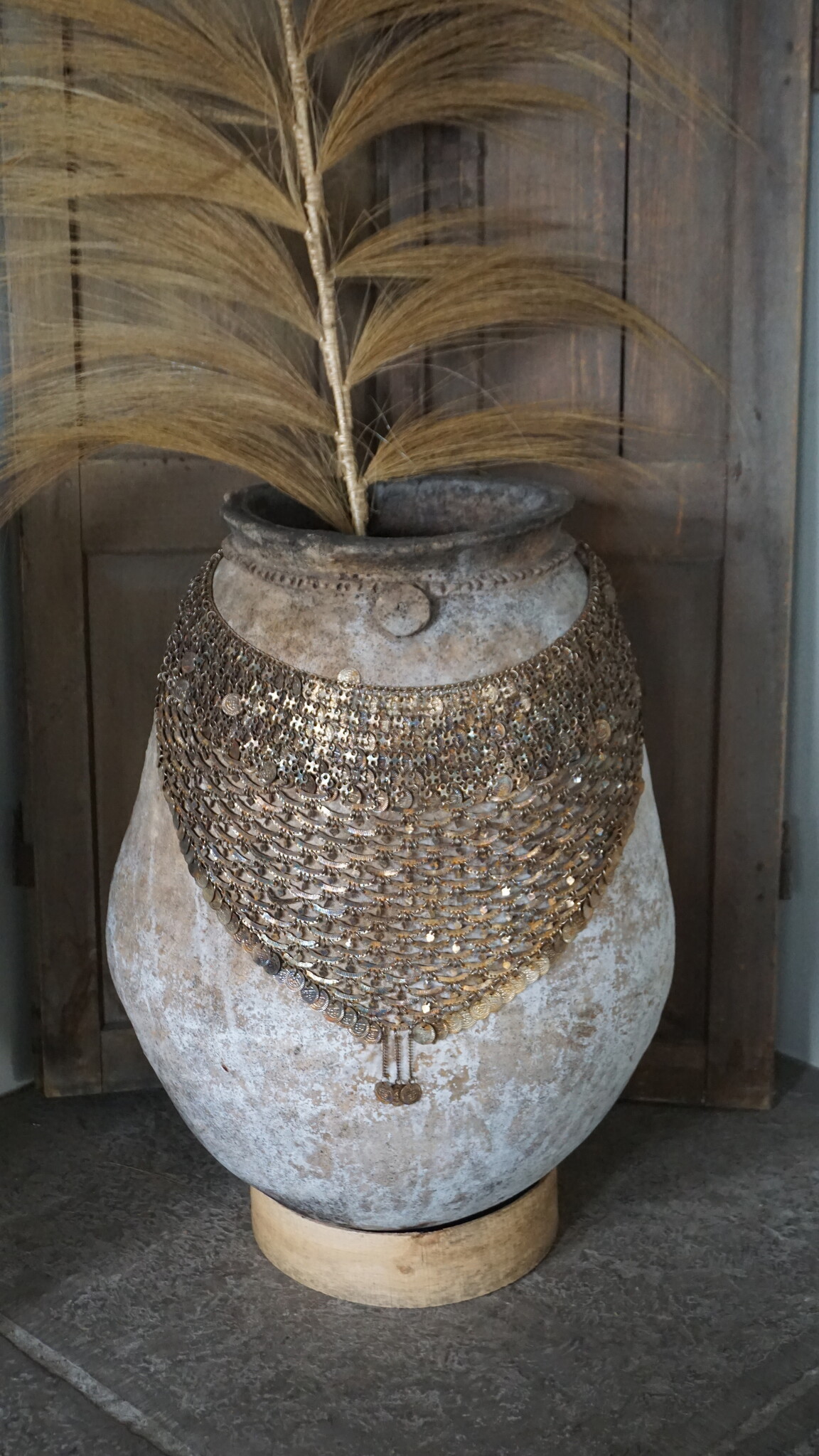 Rene Houtman Oude Nepalese Pot + Sierketting | H73 x D50 cm