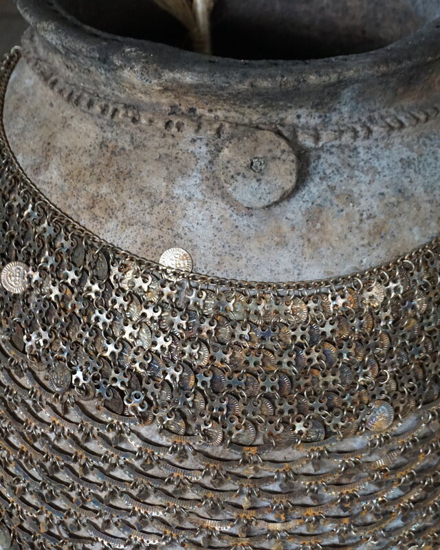 Rene Houtman Oude Nepalese Pot + Sierketting | H73 x D50 cm