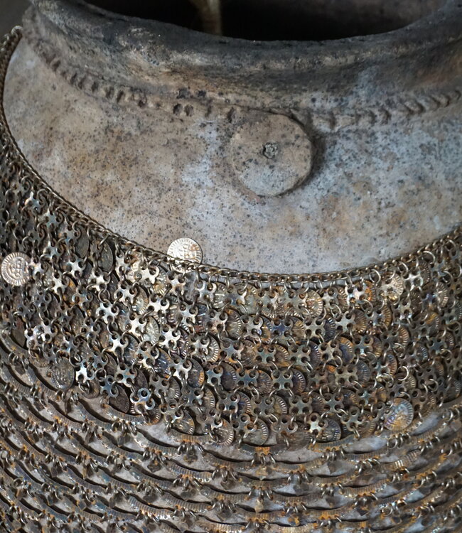 Rene Houtman Oude Nepalese Pot + Sierketting | H73 x D50 cm