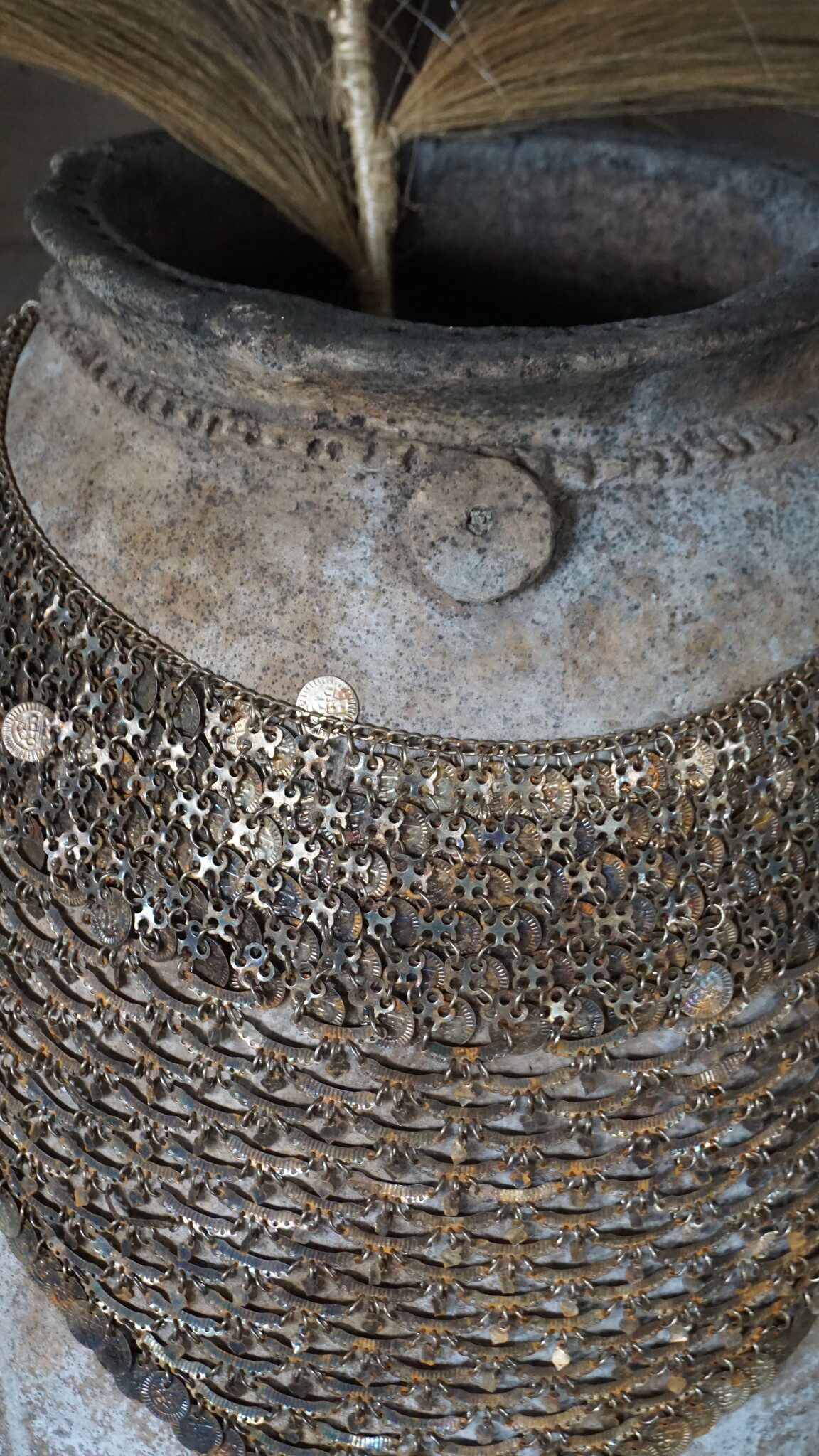 Rene Houtman Oude Nepalese Pot + Sierketting | H73 x D50 cm