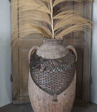 Rene Houtman Oude Nepalese Pot + Sierketting | H81 x D40 cm Rene Houtman Oude Nepalese Pot + Sierketting | H81 x D40 cm