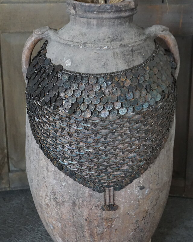 Rene Houtman Oude Nepalese Pot + Sierketting | H81 x D40 cm