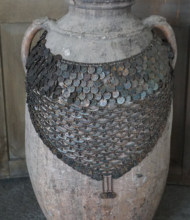 Rene Houtman Oude Nepalese Pot + Sierketting | H81 x D40 cm