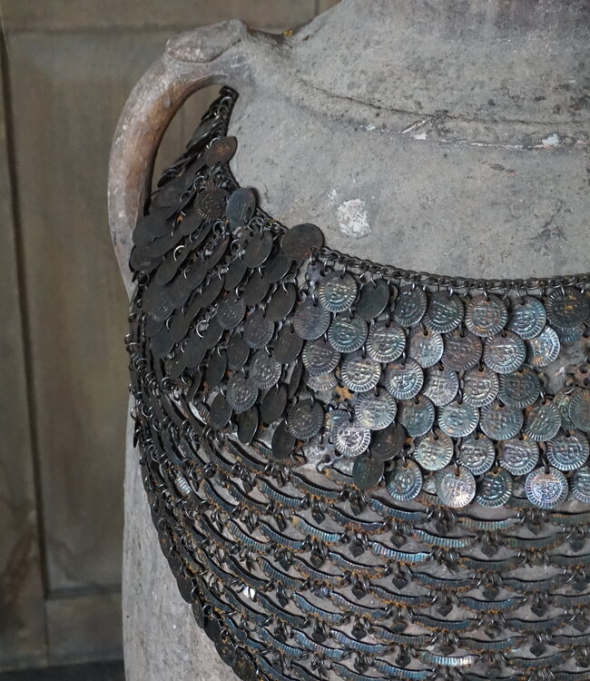 Rene Houtman Oude Nepalese Pot + Sierketting | H81 x D40 cm