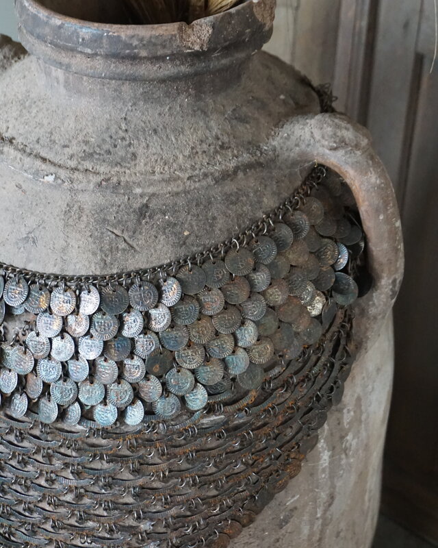 Rene Houtman Oude Nepalese Pot + Sierketting | H81 x D40 cm