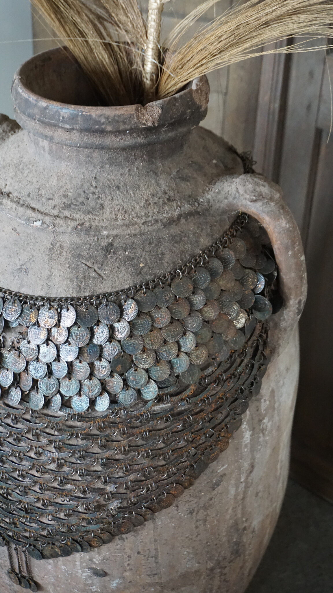 Rene Houtman Oude Nepalese Pot + Sierketting | H81 x D40 cm