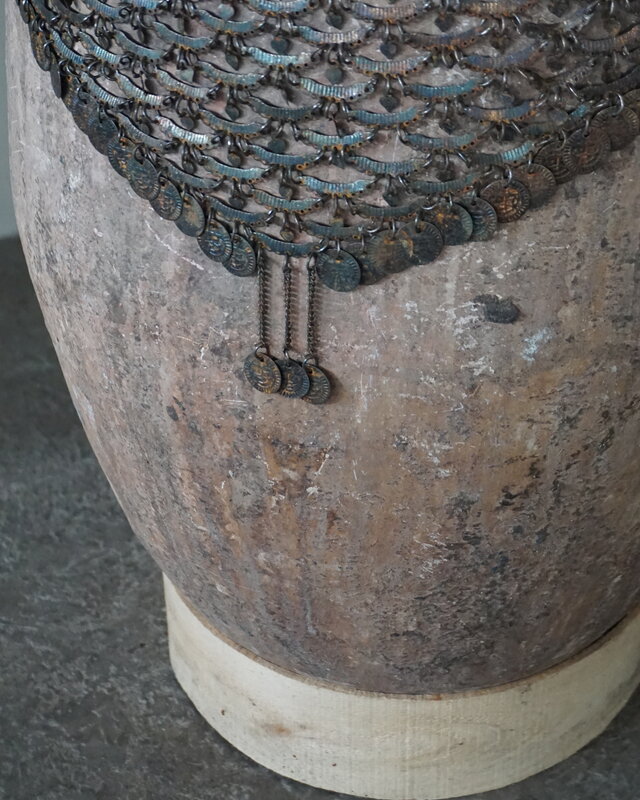 Rene Houtman Oude Nepalese Pot + Sierketting | H81 x D40 cm