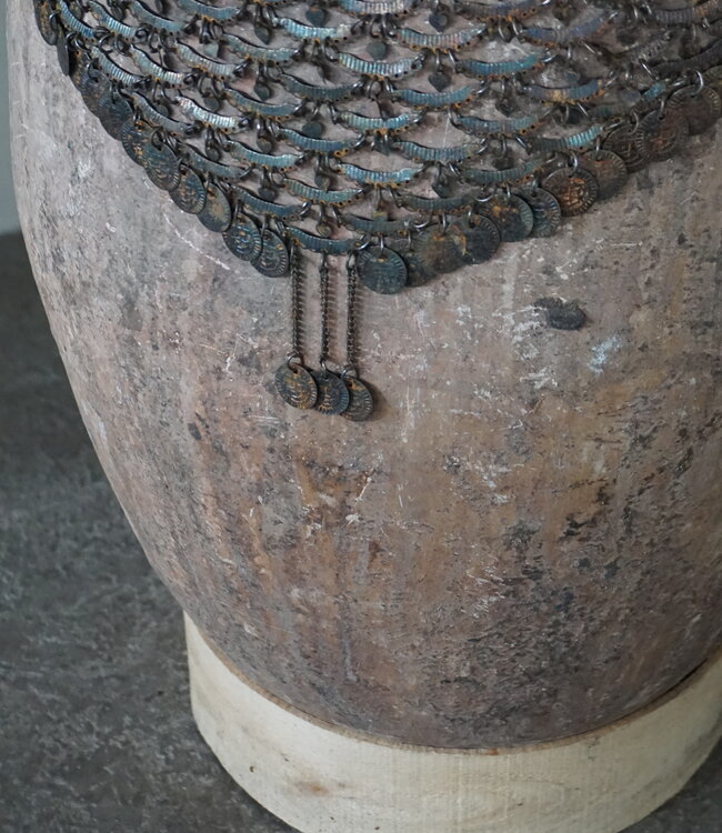 Rene Houtman Oude Nepalese Pot + Sierketting | H81 x D40 cm