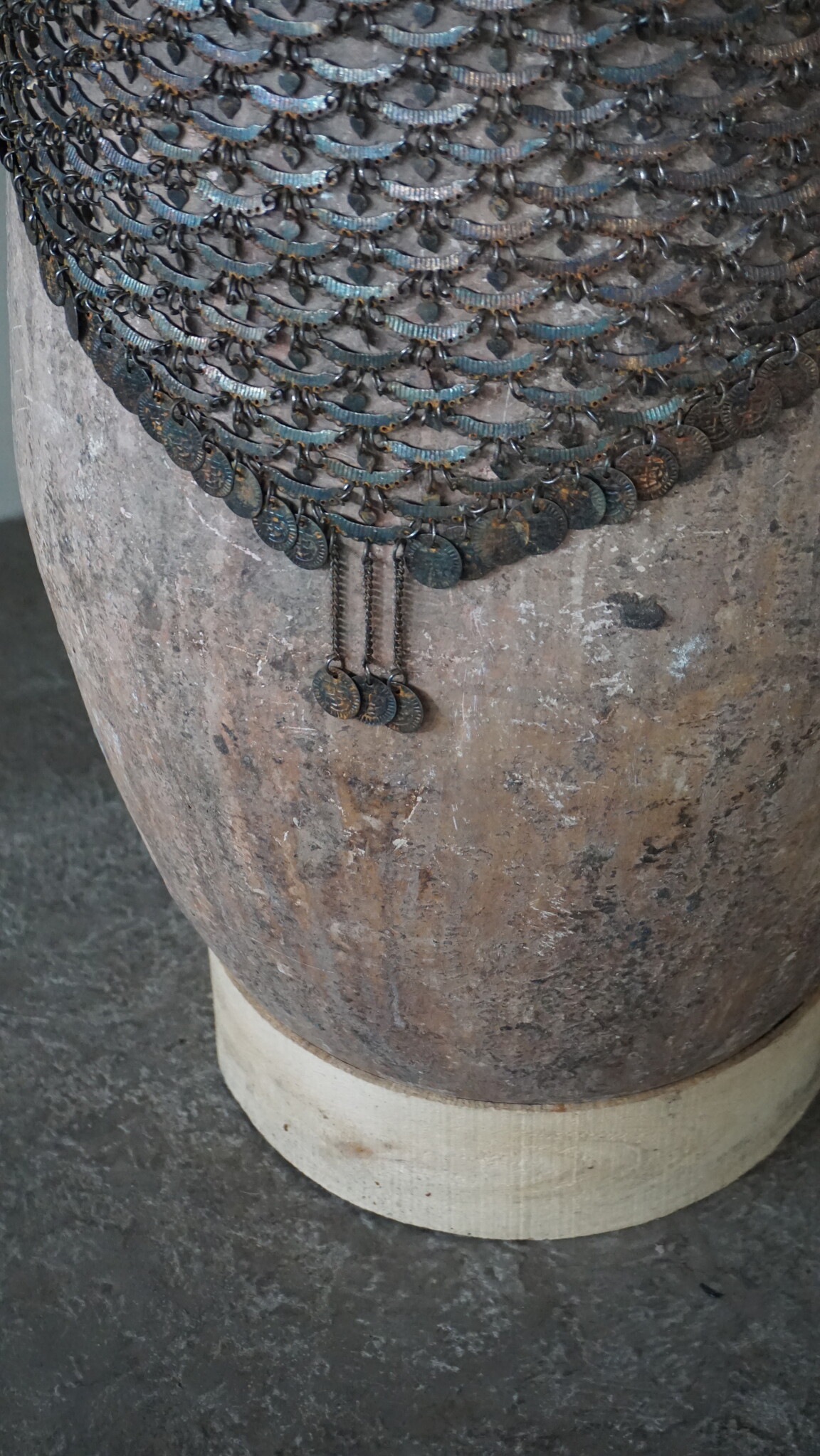 Rene Houtman Oude Nepalese Pot + Sierketting | H81 x D40 cm