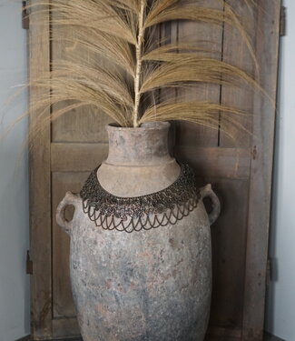 Rene Houtman Oude Nepalese Pot + Sierketting | H84 x D48 cm Rene Houtman Oude Nepalese Pot + Sierketting | H84 x D48 cm